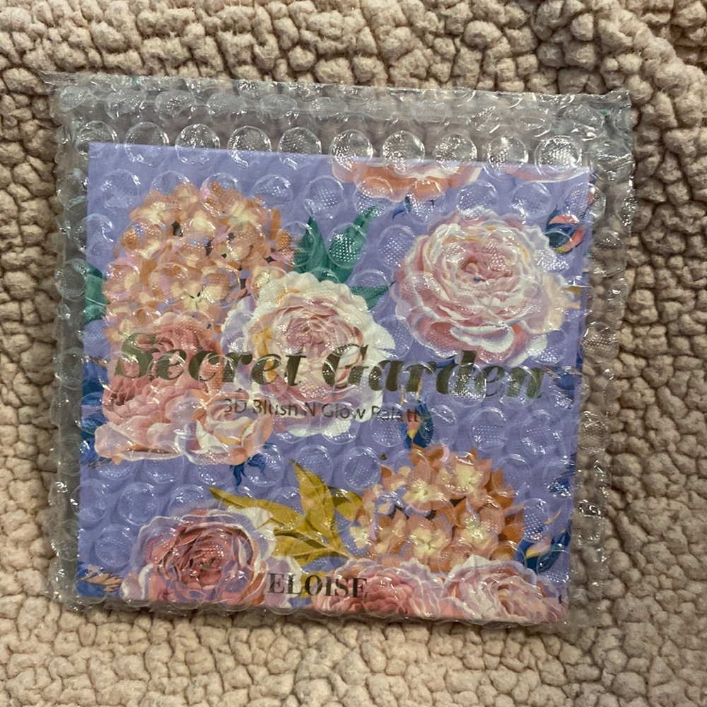 Secret garden 3D blush n glow palette